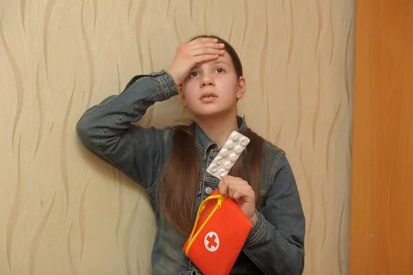 La muchacha la adolescente con el dolor de cabeza — Foto de Stock
