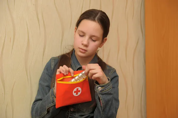 A menina o adolescente segurando kit de primeiros socorros — Fotografia de Stock