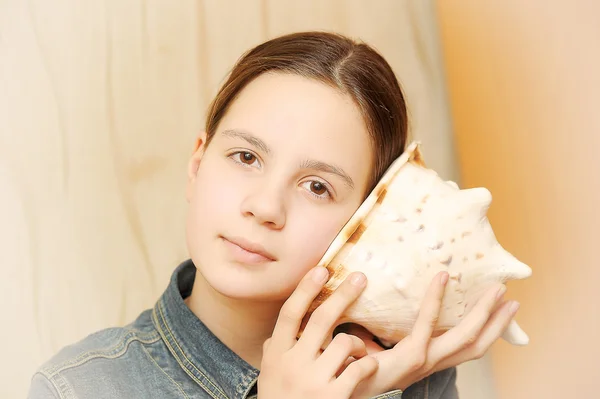 Menina adolescente ouvindo a concha de ruído — Fotografia de Stock