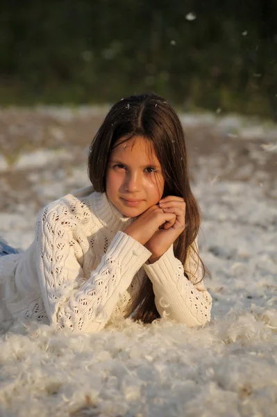 Fiatal gyönyörű lány tölti ki kis toll — Stock Fotó