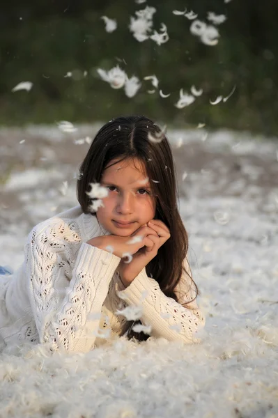 Giovane bella ragazza riempita da piccole piume — Foto Stock