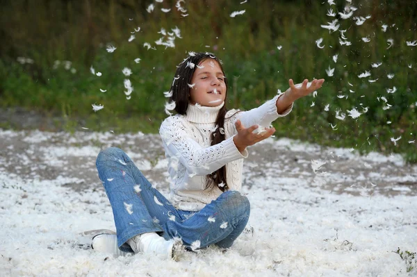 Menina bonita jovem preenchido por pequenas penas — Fotografia de Stock