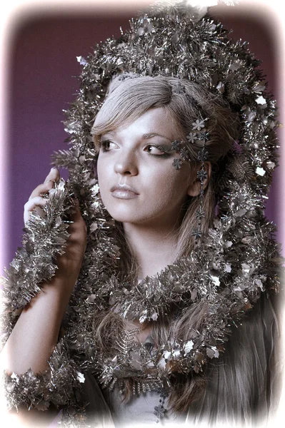 Зимняя девушка с красивым макияжем — стоковое фото