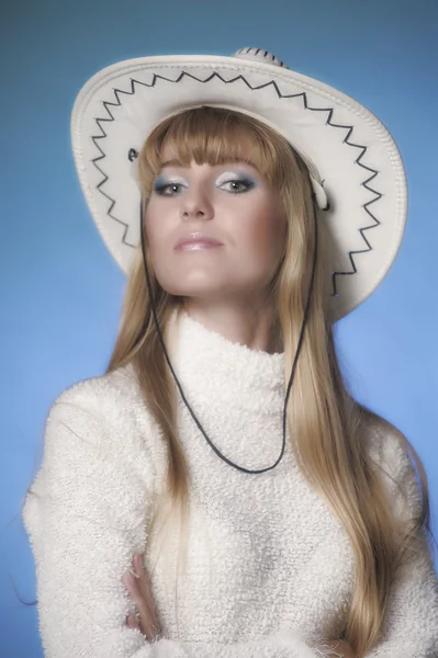 Lány visel a cowboy kalap a stúdióban — Stock Fotó