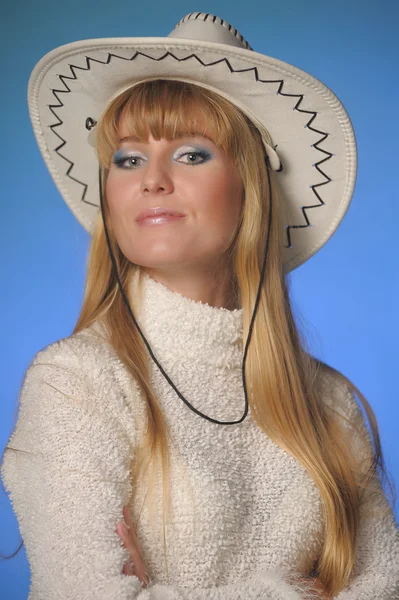 Menina vestindo chapéu de cowboy no estúdio — Fotografia de Stock