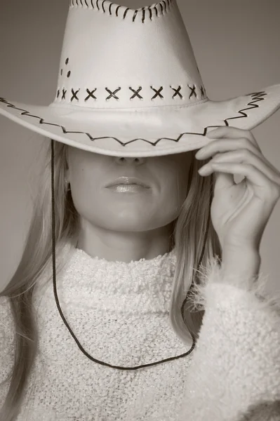 Ragazza che indossa un cappello da cowboy in studio — Foto Stock