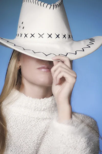 Menina vestindo chapéu de cowboy no estúdio — Fotografia de Stock