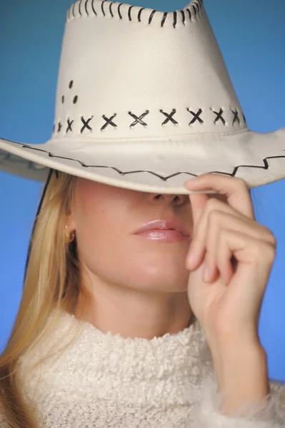 Ragazza che indossa un cappello da cowboy in studio — Foto Stock