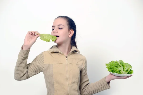 Junge Schönheit Mädchen mit grünem Salat — Stockfoto