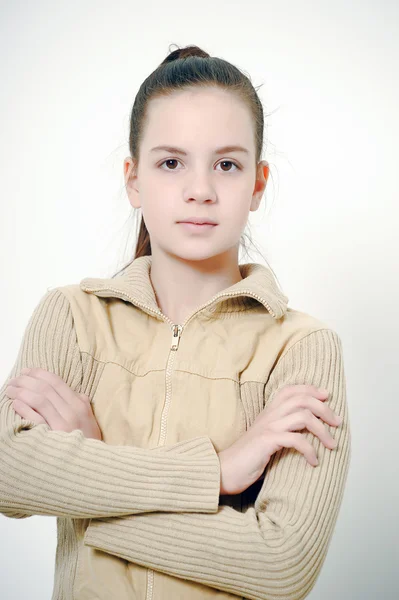 Девочка-подросток со сложенными руками — стоковое фото