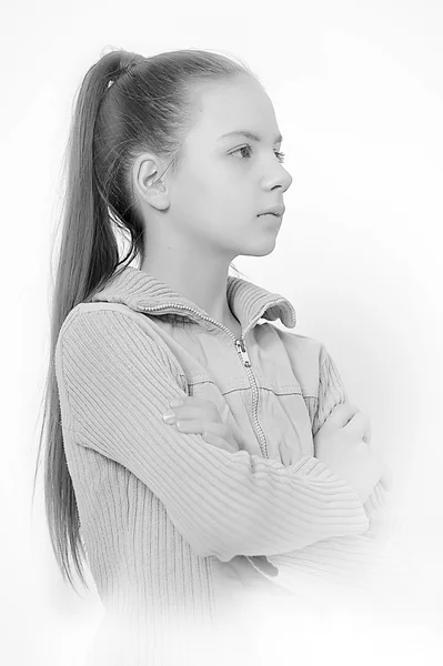 Дівчина-підліток зі складеними руками — стокове фото