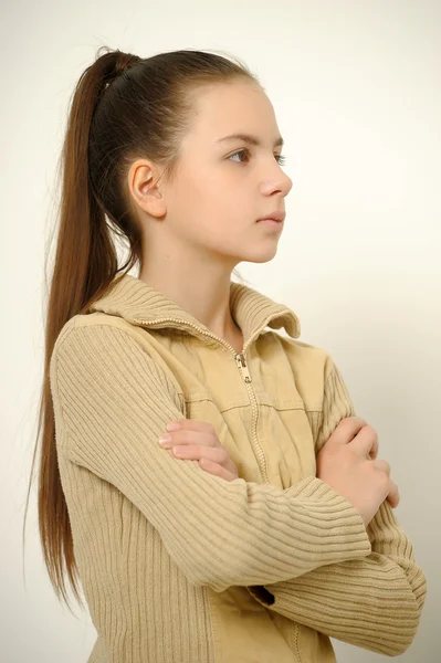 Adolescente chica con brazos cruzados — Foto de Stock