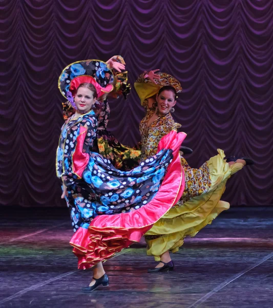 Цыганский танец на сцене — стоковое фото
