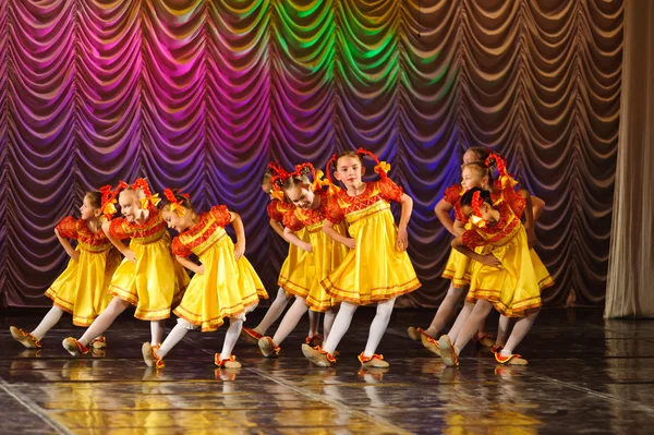 Groupe de danse pour enfants, Russie — Photo