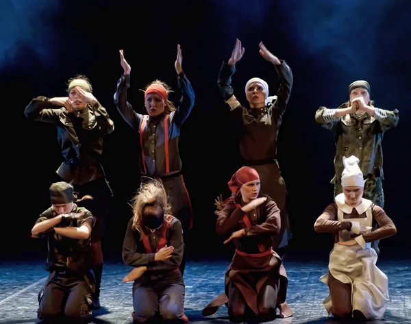 Children's dance ensemble, Dance Lenin so young in the spirit of Soviet Socialist Revolution, St. Petersburg, Russia. — Stock Photo, Image