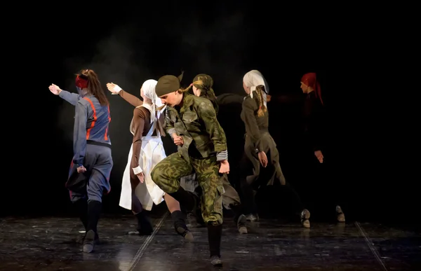 儿童歌舞团，苏联的社会主义革命，圣彼得堡，俄罗斯本着跳舞列宁如此年轻. — 图库照片