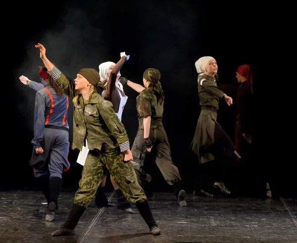 Children's dance ensemble, Dance Lenin so young in the spirit of Soviet Socialist Revolution, St. Petersburg, Russia. — Stock Photo, Image