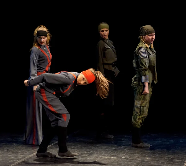 儿童歌舞团，苏联的社会主义革命，圣彼得堡，俄罗斯本着跳舞列宁如此年轻. — 图库照片