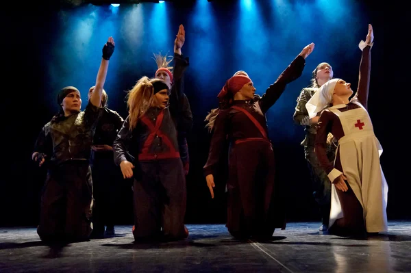 मुलांचे नृत्य एकत्र, सोव्हिएत समाजवादी क्रांतीच्या भावनेने नृत्य लेनिन इतके तरुण, सेंट पीटर्सबर्ग, रशिया . — स्टॉक फोटो, इमेज