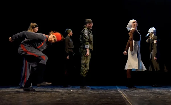 Gyermek Táncegyüttes, tánc lenin olyan fiatal szellemében a szovjet szocialista forradalom, st. petersburg, Oroszország. — Stock Fotó