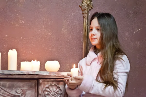 La muchacha la adolescente con las velas — Foto de Stock