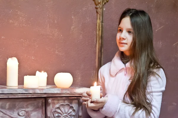 Het meisje de tiener met kaarsen — Stockfoto