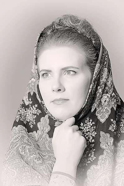 Mujer rusa en una bufanda —  Fotos de Stock