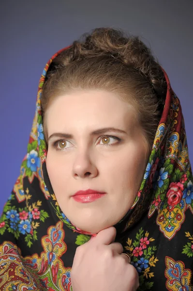 Russische Frau im Schal — Stockfoto