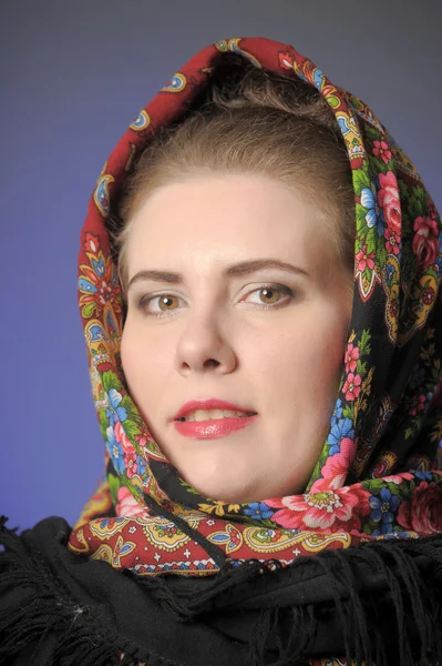 Mujer rusa en una bufanda — Foto de Stock