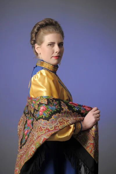 Rysk kvinna i en halsduk — Stockfoto