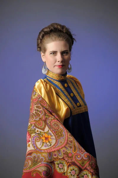 Ruská žena v šálu — Stock fotografie