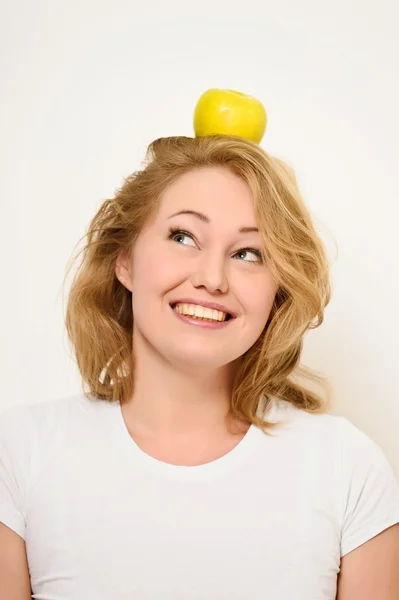 Making balancing with an apple — Stock Photo, Image