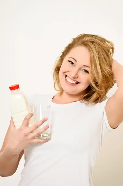 Jonge vrouw die melk drinkt — Stockfoto