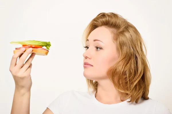 Frau mit Sandwich — Stockfoto