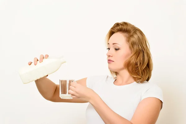 Meisje met een fles melk — Stockfoto