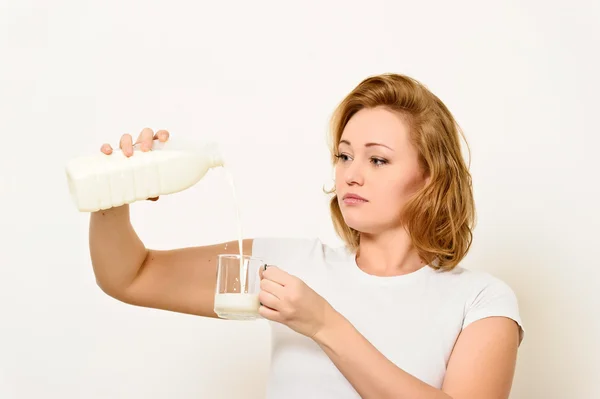 Meisje met een fles melk — Stockfoto
