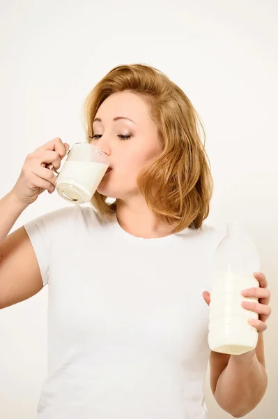 Jeune femme boire du lait — Photo