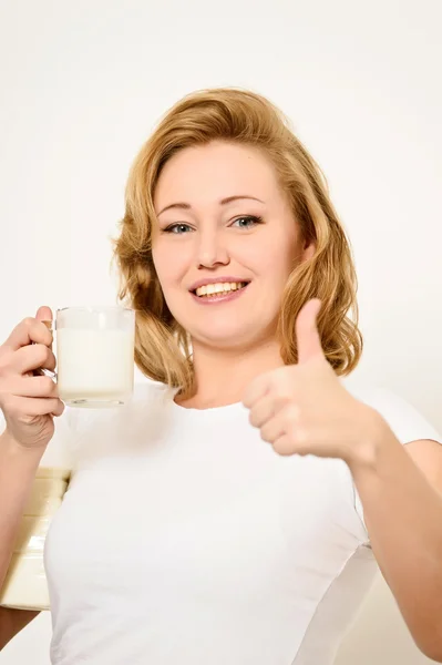 Young woman drinking milk — Stock Photo, Image