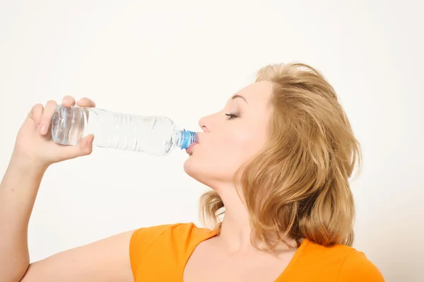 Dziewczyna z butelką wody w ręce — Zdjęcie stockowe