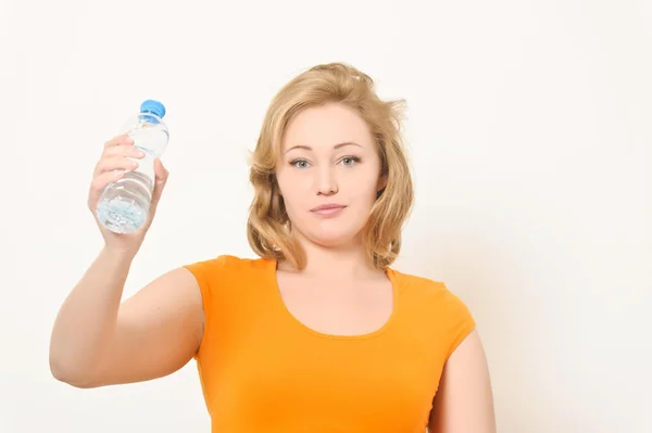 Het meisje met een fles water in handen — Stockfoto