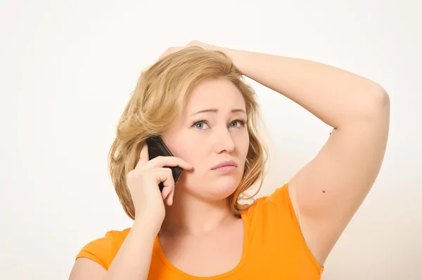 Meisje spreekt door een mobiele telefoon — Stockfoto