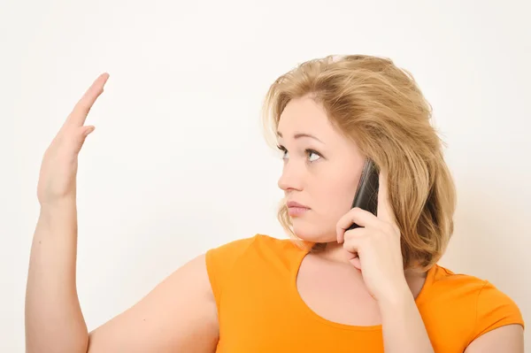 Meisje spreekt door een mobiele telefoon — Stockfoto