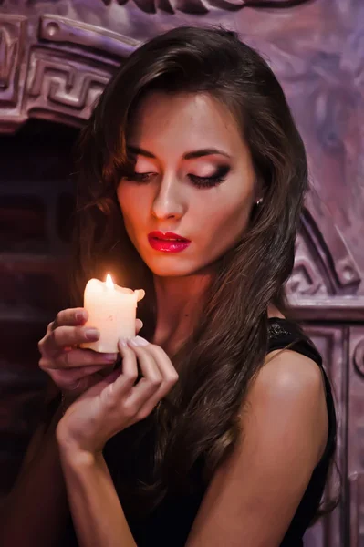 Портрет красивой женщины со свечой — стоковое фото