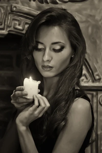 Портрет красивої жінки зі свічкою — стокове фото