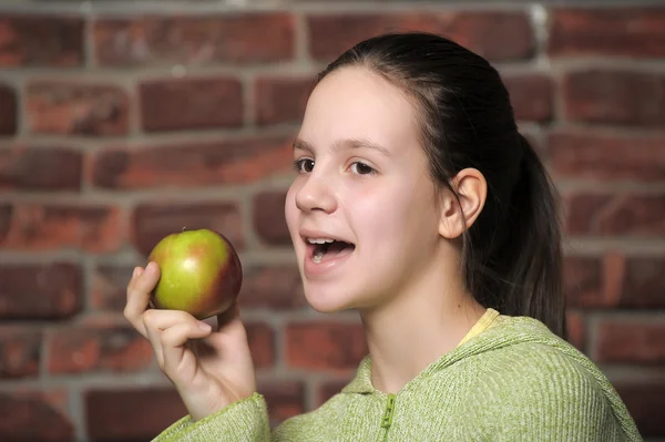 Adolescente comiendo manzana verde — Foto de Stock