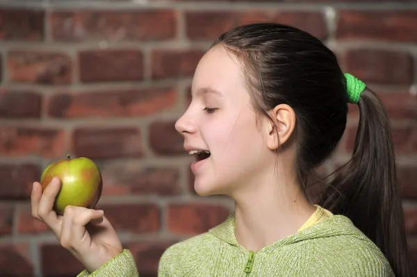 Adolescente comendo maçã verde — Fotografia de Stock