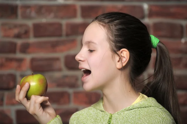 Teen eating green apple — 图库照片