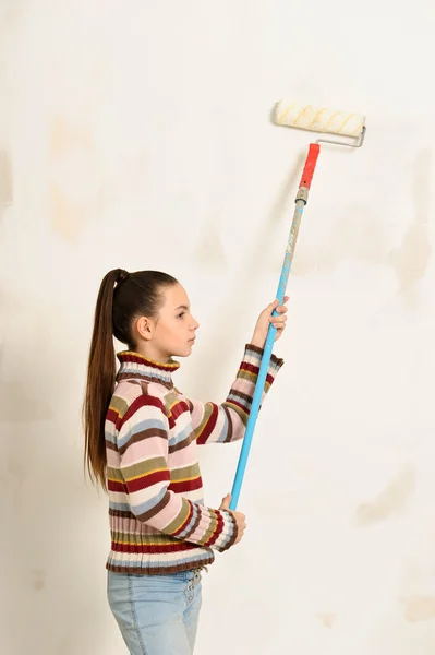 Das Mädchen ist die Hausmalerin — Stockfoto