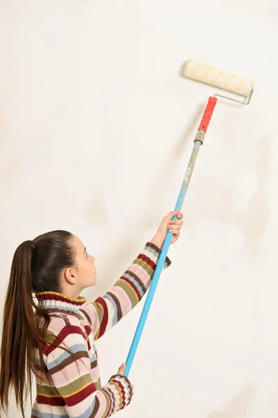 La chica es la pintora de la casa. — Foto de Stock
