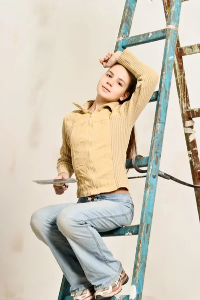 De tiener het meisje stijgt op een stap-ladder — Stockfoto
